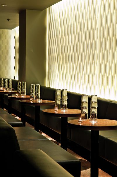 Systèmes de rideaux à bandes verticales, SG 2810, Multi Visio, Room shot "Amber Club", Zurich, Switzerland, Vertical Waves