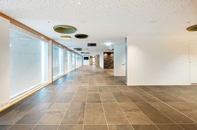 Systèmes stores enrouleurs, SG 4970, Aluscreen Futura 3%, Room shot "Glacier Restaurant Jungfraujoch", Switzerland