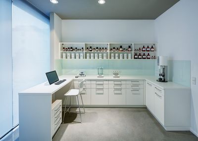 Systèmes stores enrouleurs, SG 4960, Alutex, Room shot "Apotheke Zweydinger", Berlin, Germany