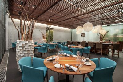 Systèmes de rideaux à bandes verticales, SG 2950, Multi Visio, Room shot "Oona the Restaurant", Frutigen, Switzerland, Vertical Waves