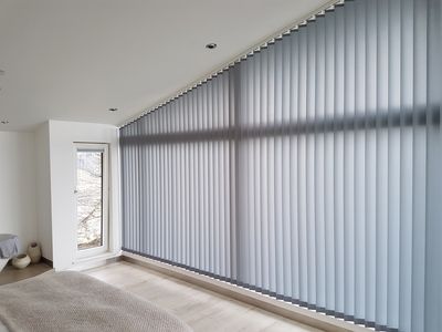 Systèmes de rideaux à bandes verticales, SG 2900, Multi Shadow, White Horses Private Home, Trearddur Bay, UK