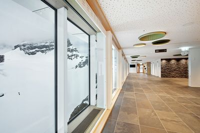 Systèmes stores enrouleurs, SG 4970, Aluscreen Futura 3%, Room shot "Glacier Restaurant Jungfraujoch", Switzerland