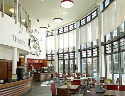 Systèmes stores enrouleurs, SG 4970, Multiscreen 1-10%, Room shot "Durham Gateway", Durham, United Kingdom