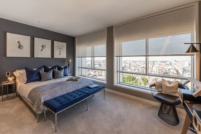 Systèmes stores enrouleurs, SG 4960, Multiscreen 1-10%, Centre Point, London, United Kingdom, Recess