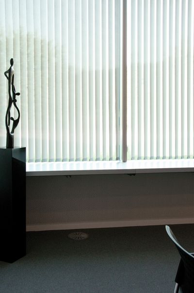 Systèmes de rideaux à bandes verticales, SG 2810, Room shot "Rivella Headquarters", Rothrist, Switzerland