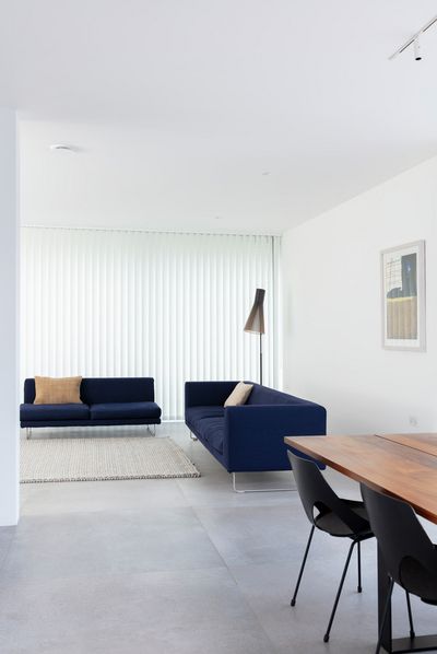 Systèmes de rideaux à bandes verticales, SG 2910, Palisade Revive, Gerrards Cross, London, United Kingdom